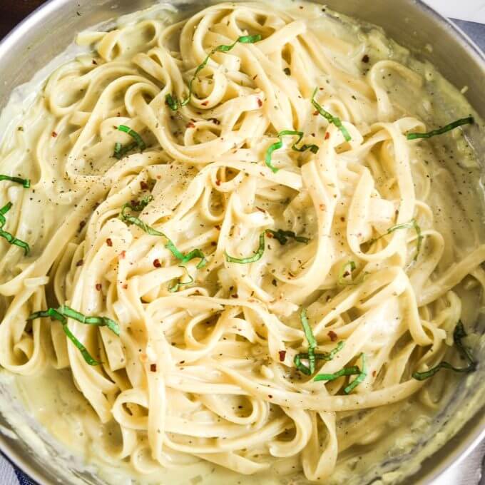 One Pot Creamy Garlic Pasta | yupitsvegan.com. Easy vegan fettuccine alfredo-style pasta dish that all cooks together in one pot.