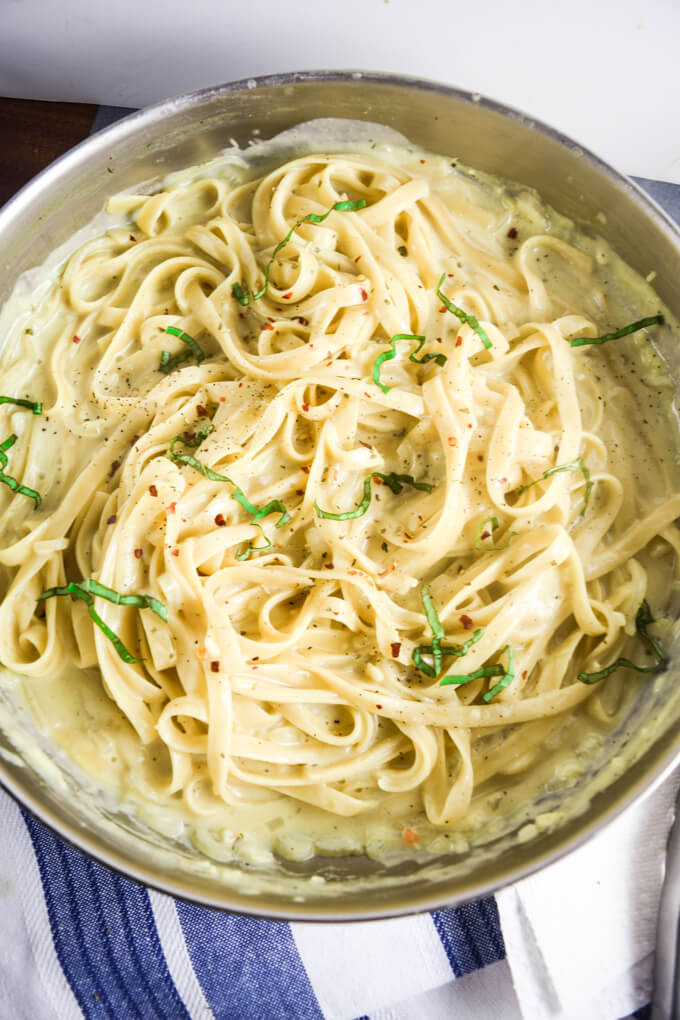 30 Vegan One Pot Recipes | yupitsvegan.com. Including this one pot creamy garlic pasta!