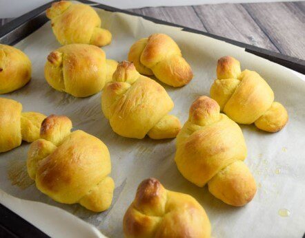 Pumpkin Garlic Knots (Step-by-Step Pictures) | yupitsvegan.com - baked fresh knots right out of the oven