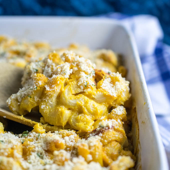 Vegan Baked Mac and Cheese | Yup, it's Vegan. Delicious, homemade baked vegan mac and cheese with a roasted red pepper cheese sauce.