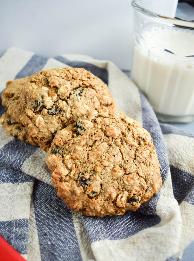 30 Vegan Cookie Recipes with NO Margarine | yupitsvegan.com. Delicious vegan recipes for cookies like old fashioned oatmeal raisin, without commercial substitutes required.