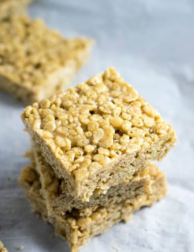 Refined sugar-free, soy-free buttery vegan rice crispy treats with white chocolate cocoa butter flavor - decadent, easy, and quick | Yup, it's Vegan